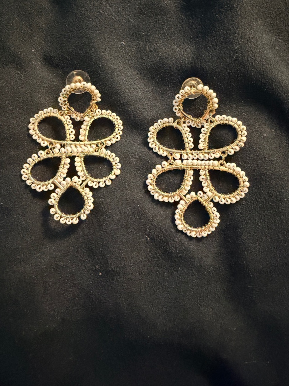 White bead and gold quatrefoil earrings NWOT